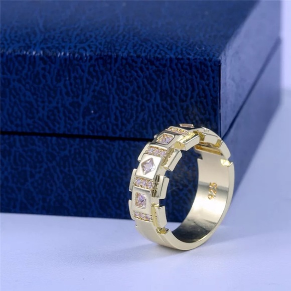 *NEW* Men’s Gold Wedding Band - Picture 5 of 6